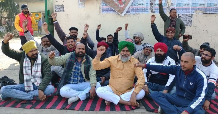 रुद्रपुर बिगवाड़ा मंडी समिति के बाहर मटर के समर्थन मूल्य को लेकर धरना प्रदर्शन करते किसान। रुद्रपुर बिगवाड़ा मंडी समिति के बाहर मटर के समर्थन मूल्य को लेकर धरना प्रदर्शन करते किसान।