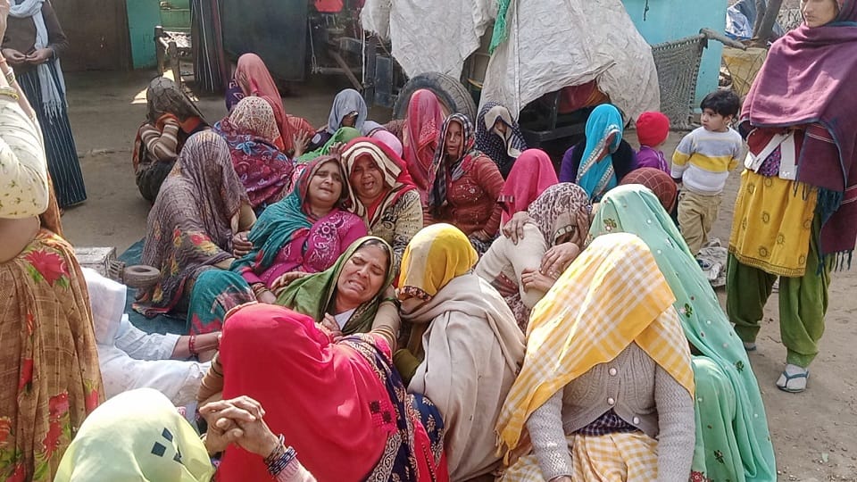 गमगीन महिलाएं