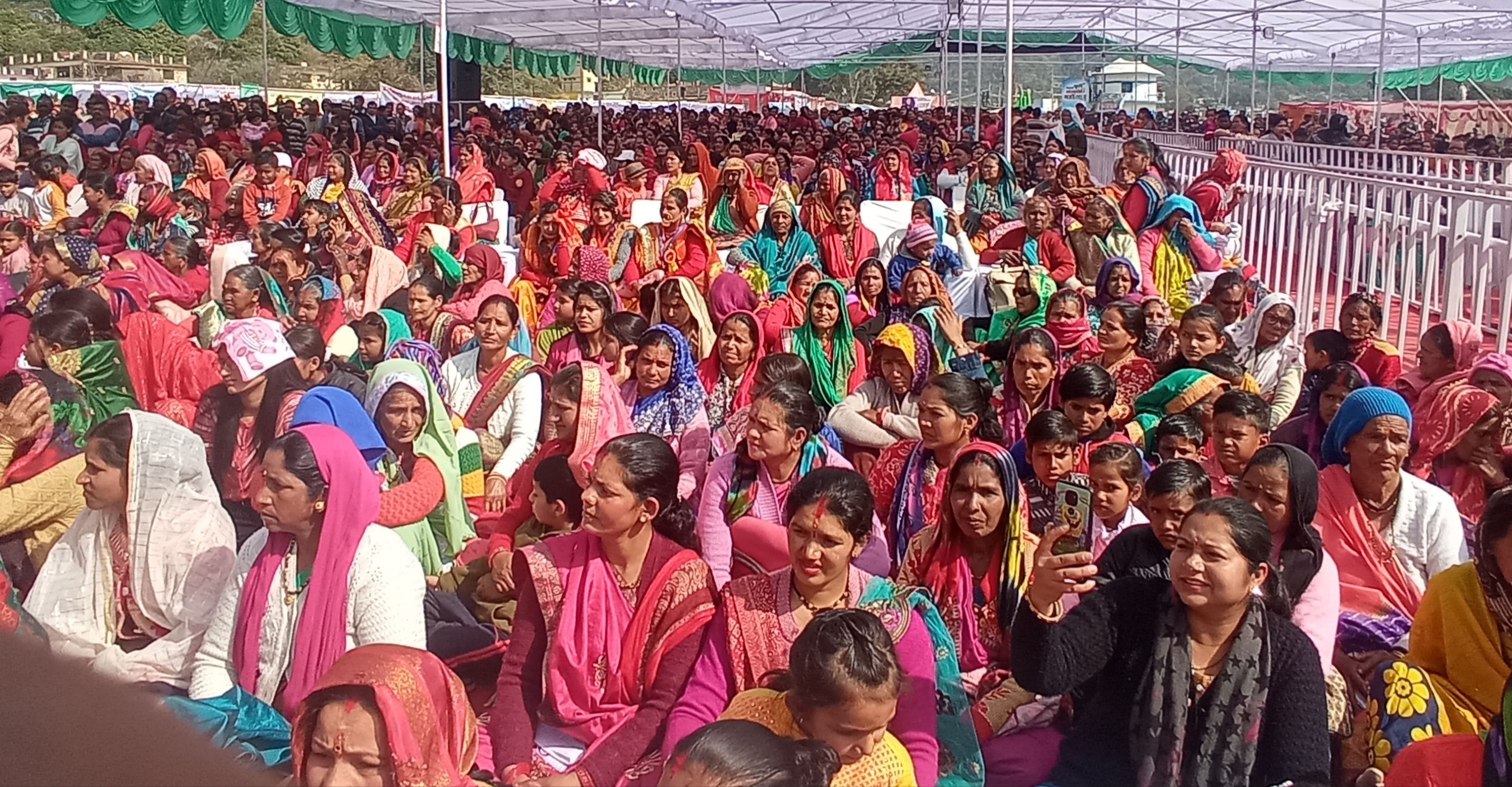 चौखुटिया में गेवाड़ महोत्सव का आनंद लेती महिलाएं।