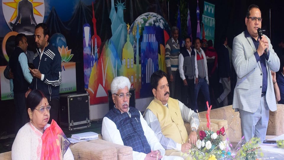 अलीगढ़ कमिश्नर नवदीप रिणवा सम्बोधन करते हुए