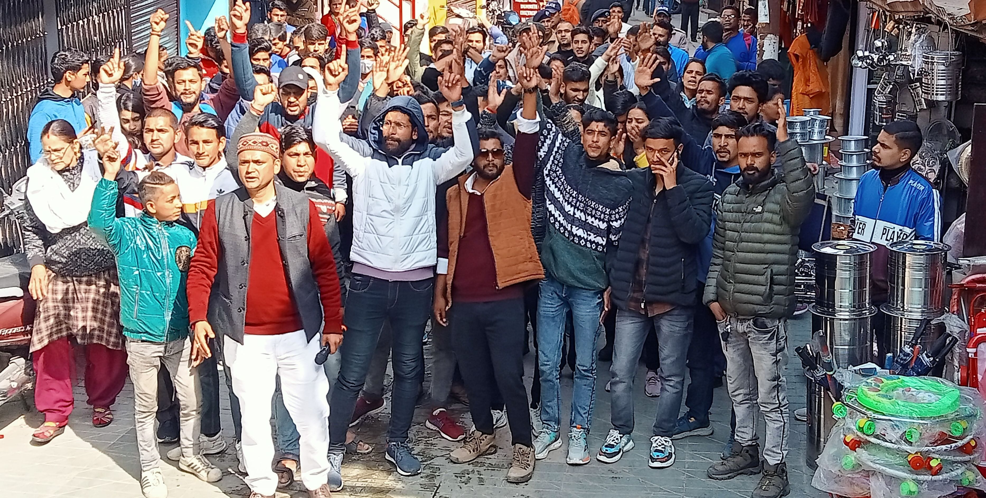 माल रोड पर सरकार के खिलाफ आक्रोश जताते हुए रैली निकालते छात्र संगठन व युवा।।संवाद माल रोड पर सरकार के खिलाफ आक्रोश जताते हुए रैली निकालते छात्र संगठन व युवा।।संवाद