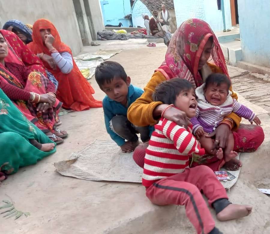 मृतक मधु की गमगीन माहौल में बैठी पत्नी सुनीता व रोते-बिलखते बच्चे। मृतक मधु की गमगीन माहौल में बैठी पत्नी सुनीता व रोते-बिलखते बच्चे।