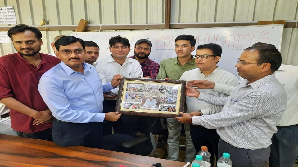 सिविल सर्विसेज मार्गदर्शिका के अभ्यर्थियों के साथ अलीगढ़ डीएम इंद्र विक्रम सिंह