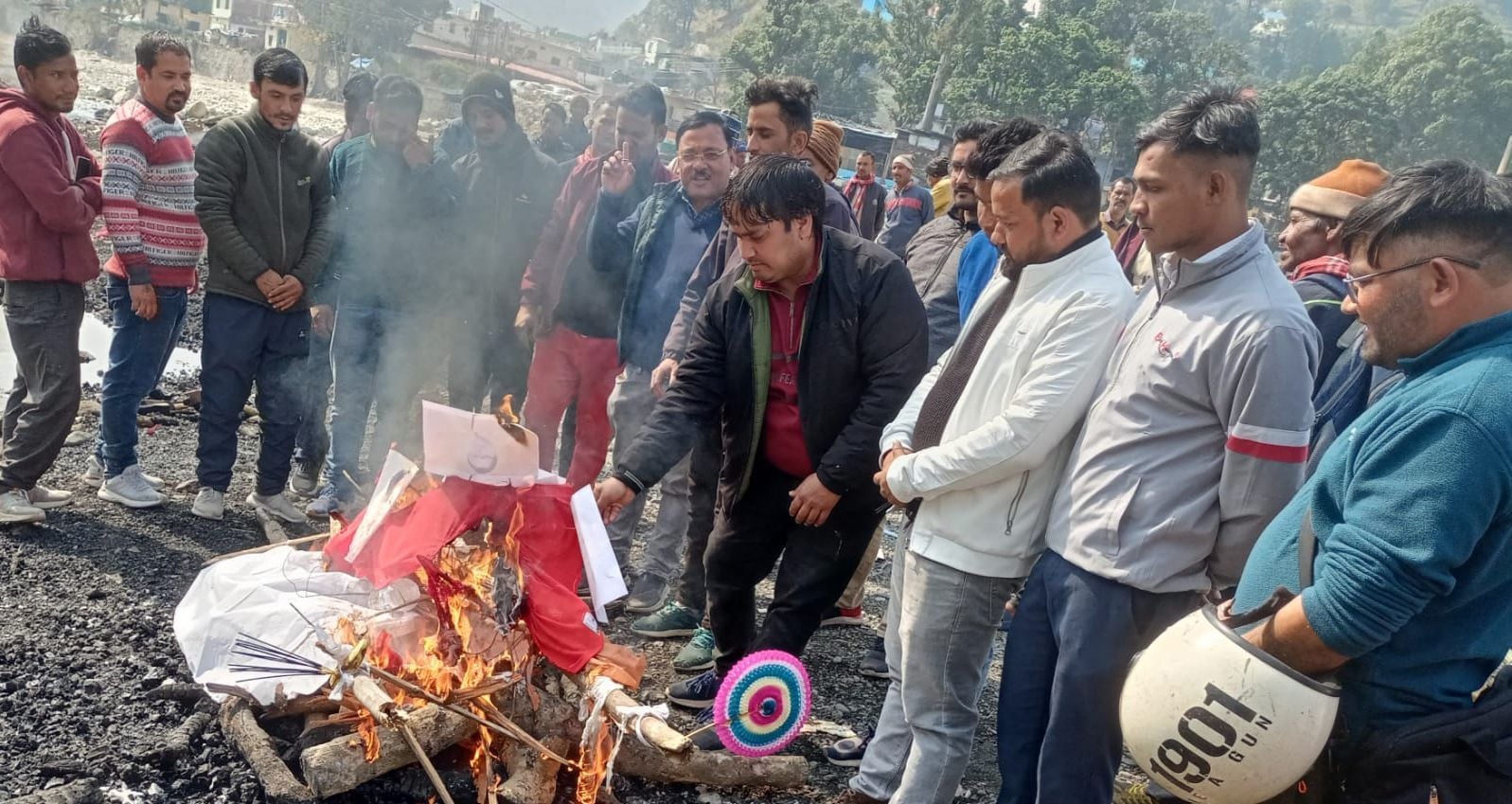बागेश्वर के सरयू-गोमती संगम पर प्रतीकात्मक शव का दाह संस्कार करते युवा कांग्रेसी। संवाद न्यूज ए?