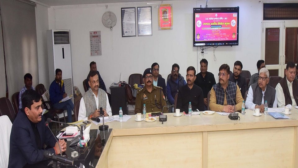 डीएम इंद्र विक्रम सिंह बैठक लेते हुए