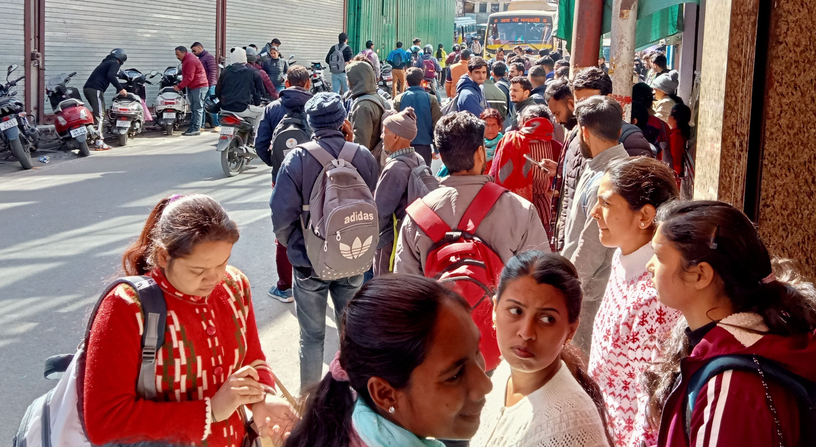 अल्मोड़ा के रोडवेज स्टेशन पर बस का इन्तजार करते अभ्यर्थी।संवाद