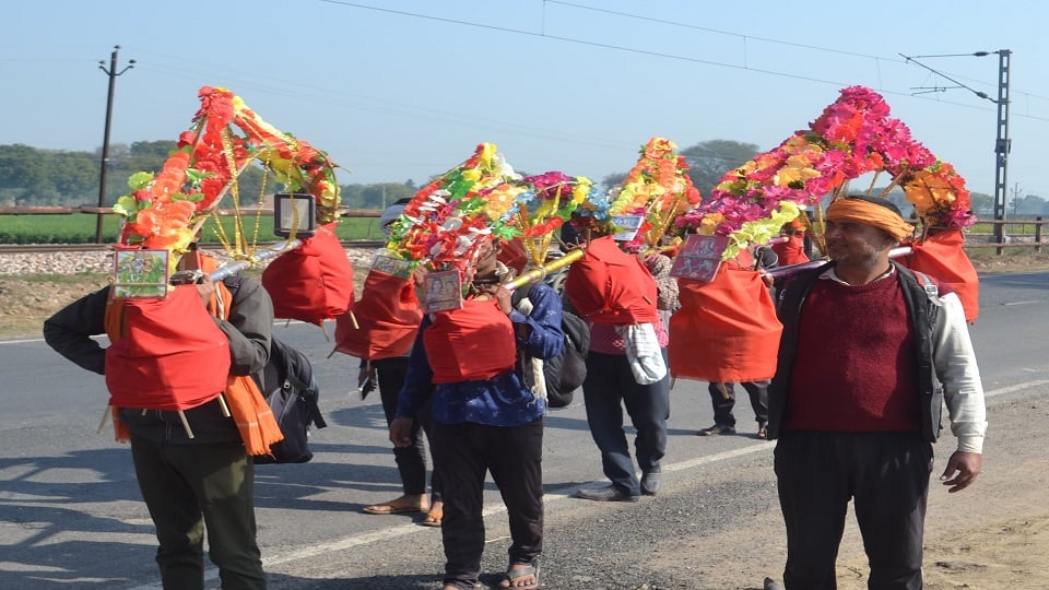 कांवड़ सजाकर ले जाते श्रद्धालु