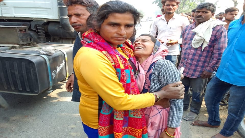 विलाप करती मां