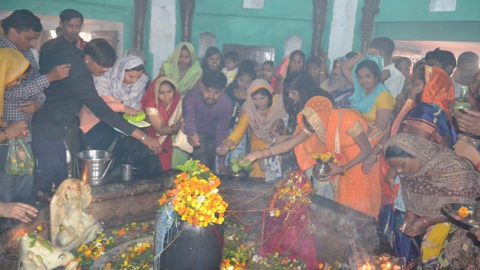 जलाभिषेक करते श्रद्धालु