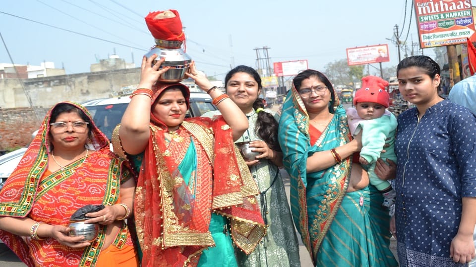 महाशिवरात्रि पर चिन्ताहरण महादेव मंदिर पर जेहर चढने जाती महिलाएं