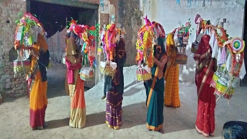 सादाबाद महाशिवरात्रि पर्व मंदिर में कांवड़ चढ़ाकर पूजा करते शिवभक्त
