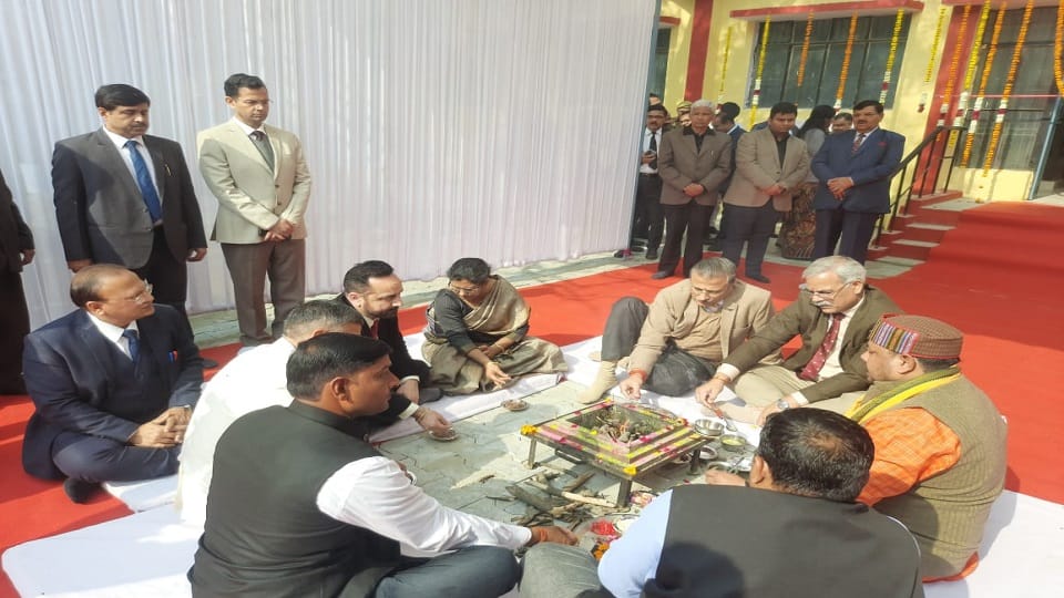 ग्राम न्यायालय के शुभारंभ पर हवन यज्ञ 
