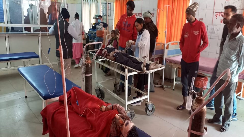 घायल बच्चों का उपचार होते हुए