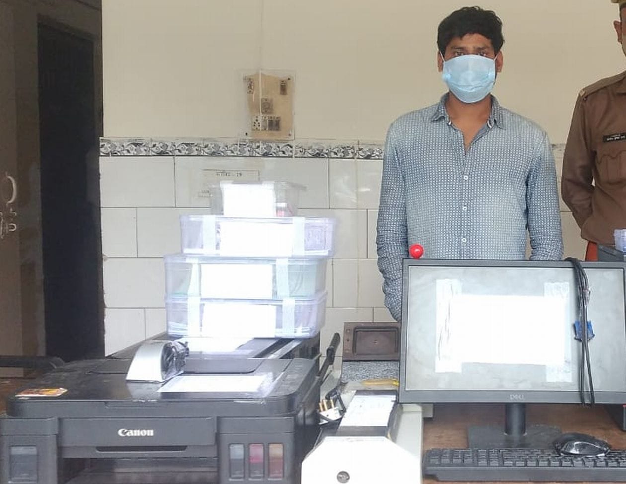 कोतवाली पुलिस द्वारा पकडा गया फर्जी मार्कसीट बनाने वाला युवक। संवाद कोतवाली पुलिस द्वारा पकडा गया फर्जी मार्कसीट बनाने वाला युवक। संवाद