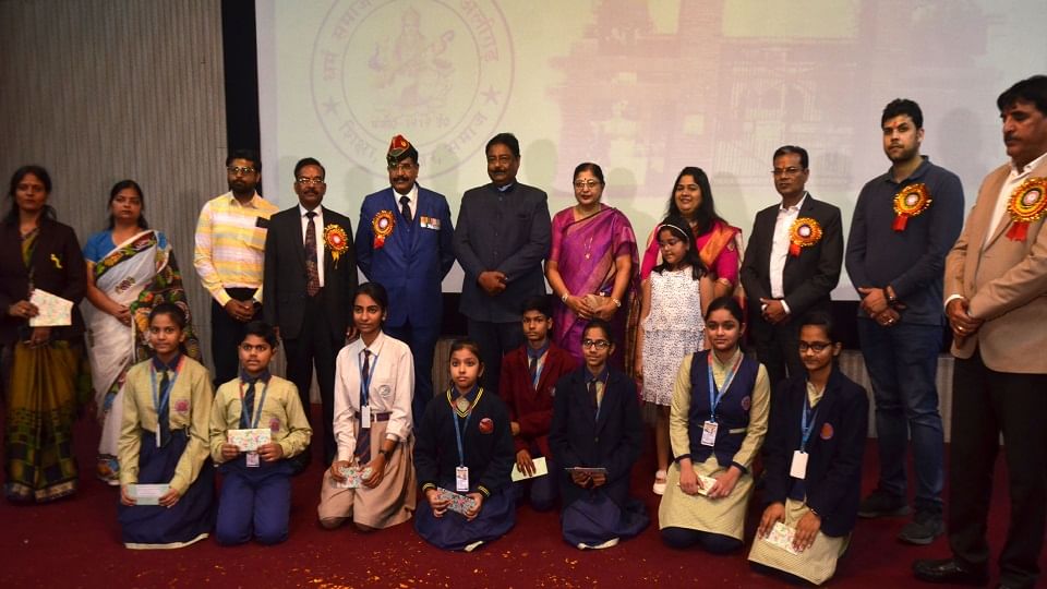 मंच पर अतिथिगण