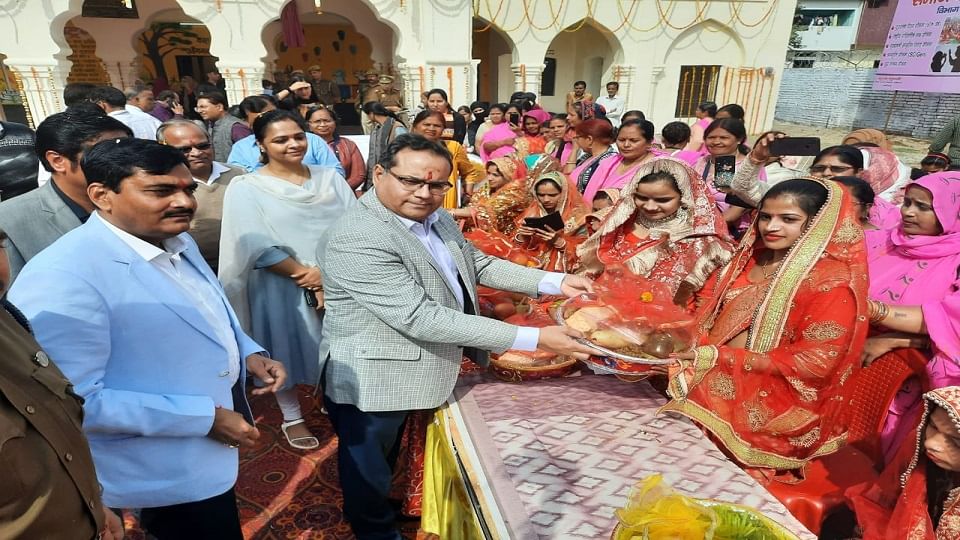 गर्भवती महिलाओं को उनके स्वास्थ्य जागरूकता के लिए गोद भराई करते अलीगढ़ कमिश्नर नवदीप रिणवा