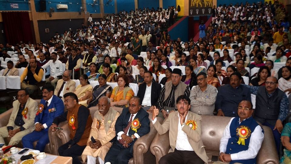 उपस्थित छात्र, शिक्षक और अन्य