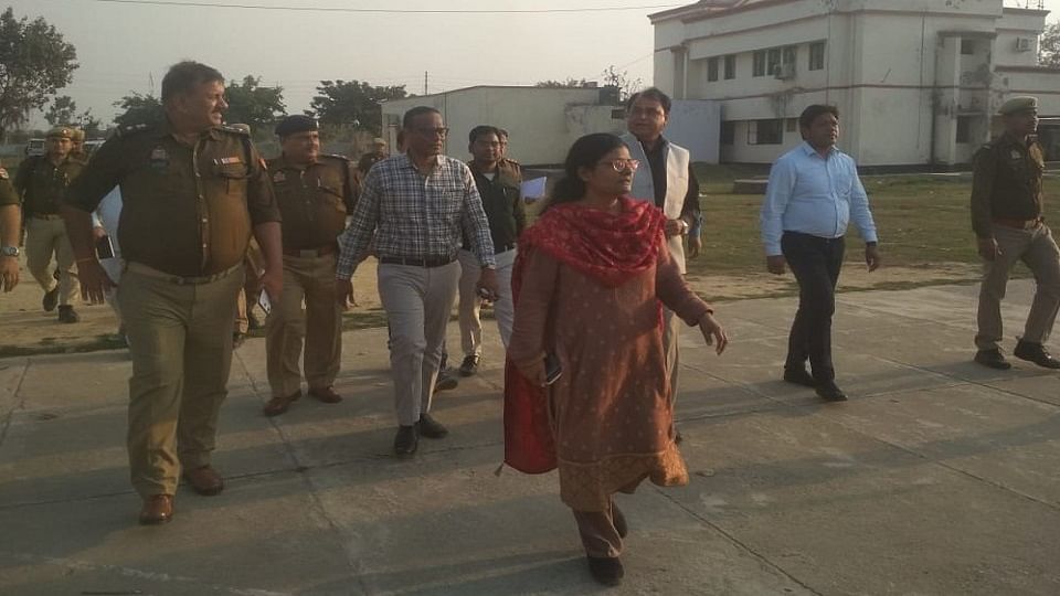 राज्यपाल के आगमन को लेकर पुलिस लाइन स्थित हेलीपैड का निरीक्षण करतीं डीएम अर्चना वर्मा