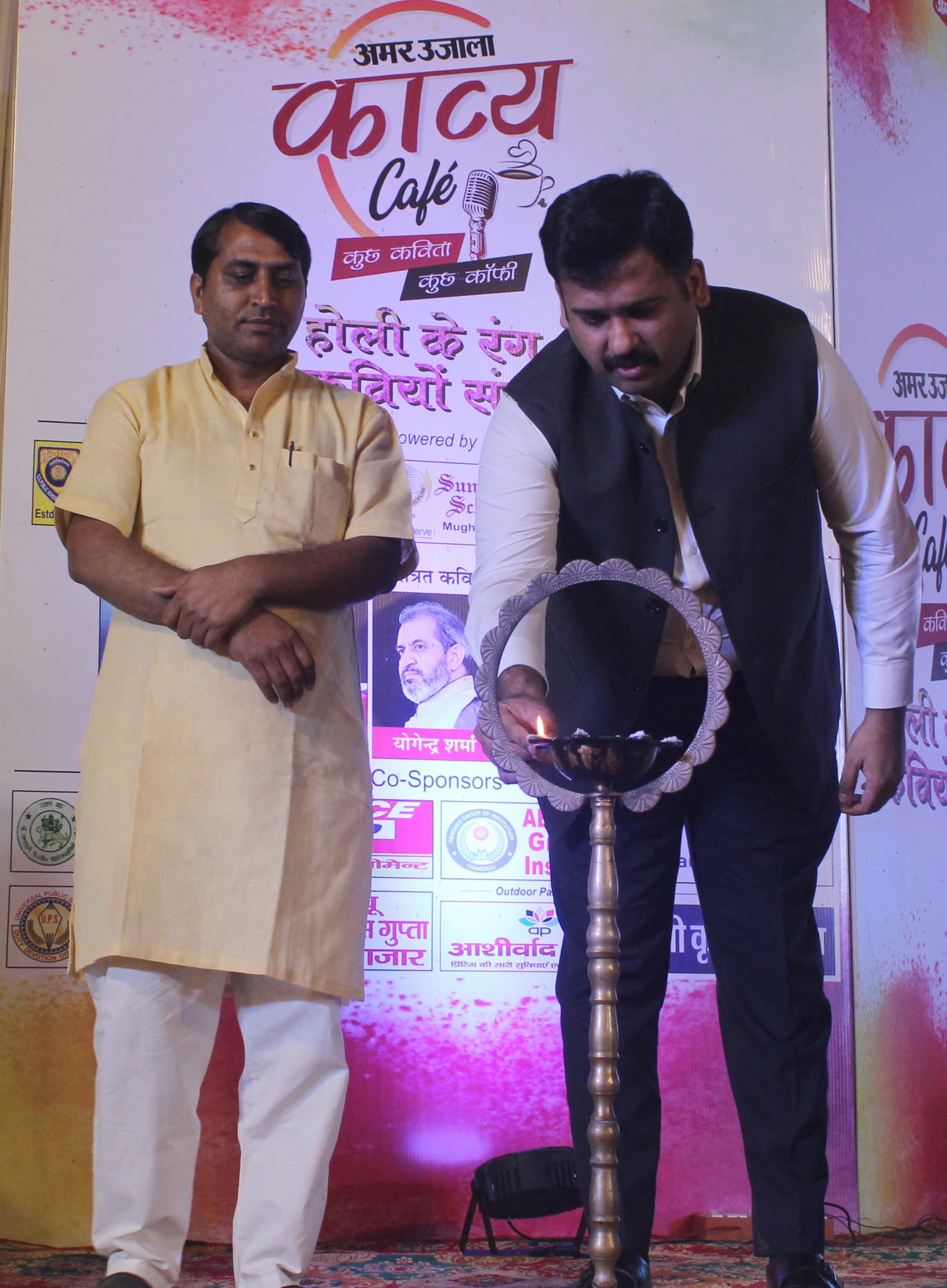 5-पीडीडीयू नगर स्थित श्री कृष्णा पैलेस में दीप प्रज्ज्वलित कर काव्य कैफे का शुभारंभ करते मुख्यअत? 5-पीडीडीयू नगर स्थित श्री कृष्णा पैलेस में दीप प्रज्ज्वलित कर काव्य कैफे का शुभारंभ करते मुख्यअत?