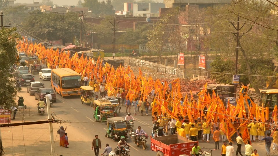 श्रद्धालुओं की कतार