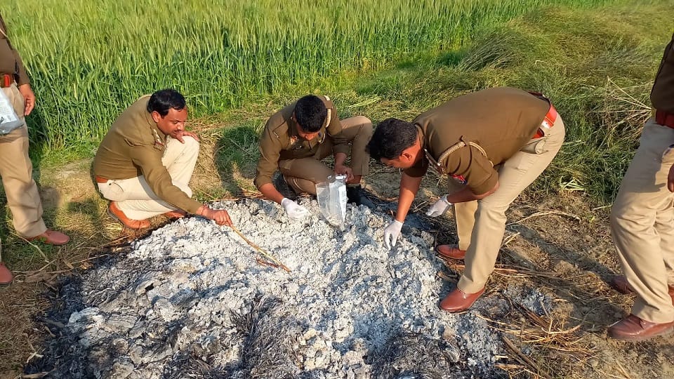 बच्ची की चिता से साक्ष्य एकत्र करती पुलिस