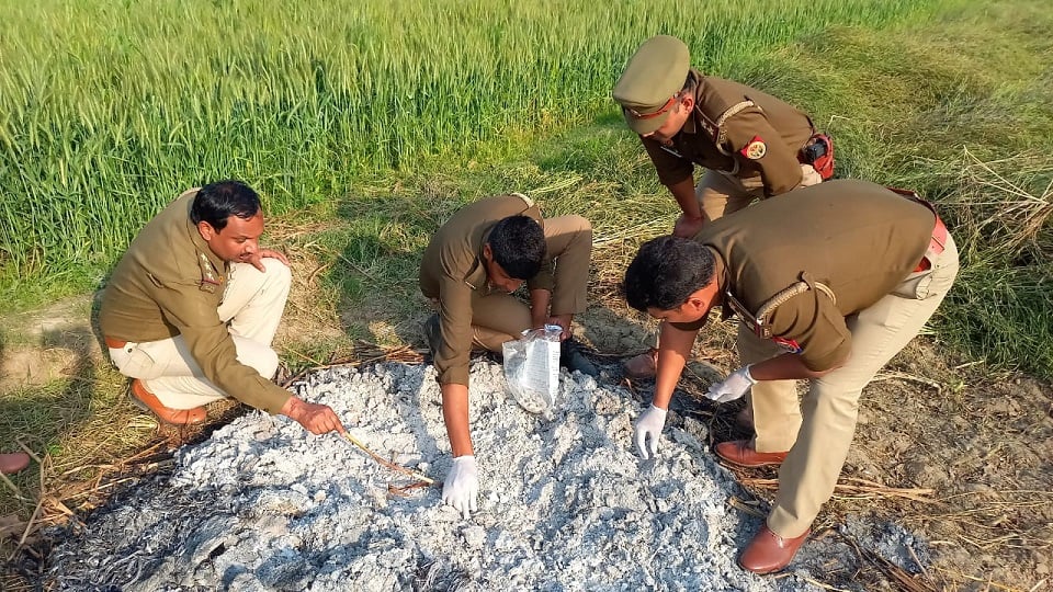 वंदनी के अंतिम संस्कार के बाद चिता से साक्ष्य तलाशती पुलिस