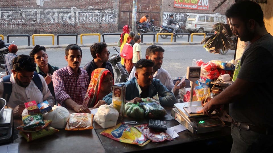 किरानें की दुकान में होली को लेकर ठंढाई पर व अन्य सामग्री खरीदते लोग