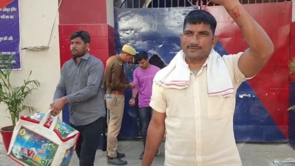अलीगढ़ जेल से रिहा हाेते तीनों युवक