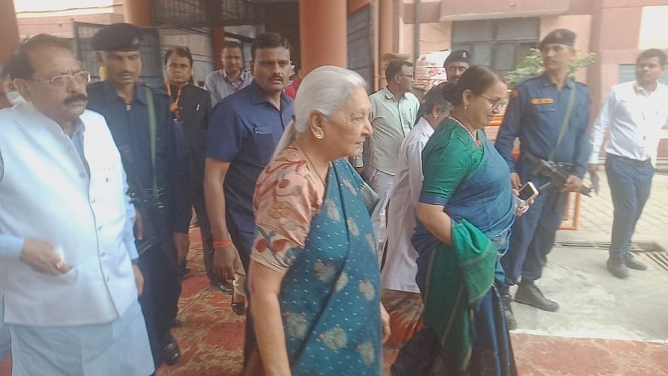 हाथरस जिला अस्पताल में राज्यपाल आनंदीबेन पटेल का निरीक्षण