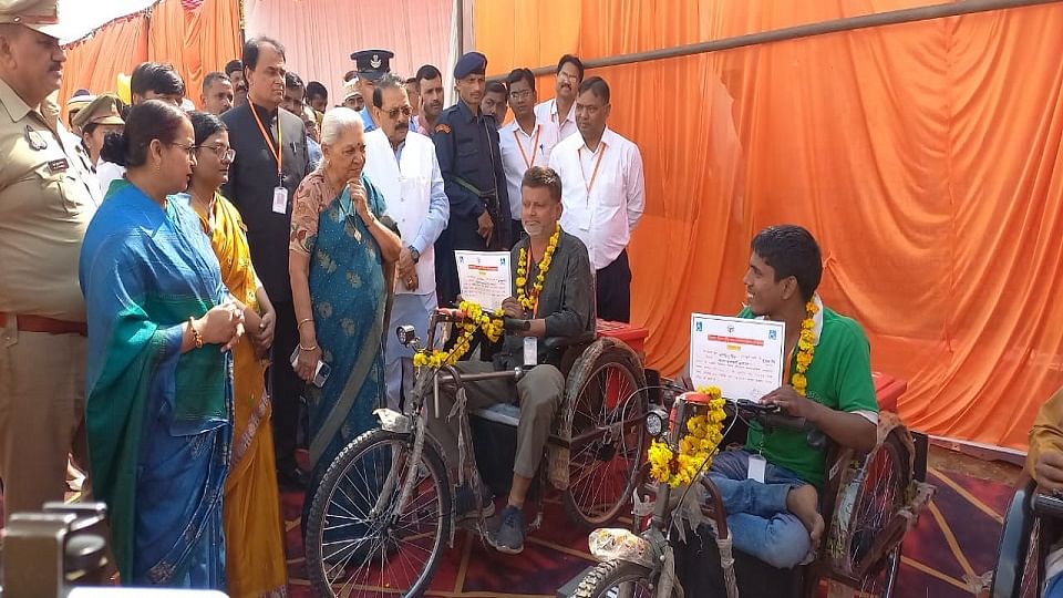 दिव्यांगों से मिलती हुईं राज्यपाल आनंदीबेन पटेल