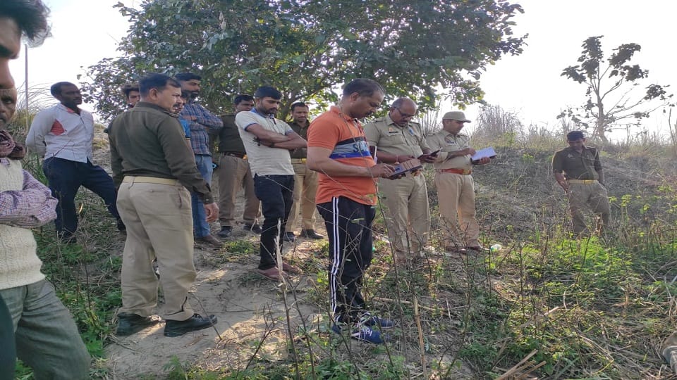 शव के मिलने पर पुलिस जांच करती हुई