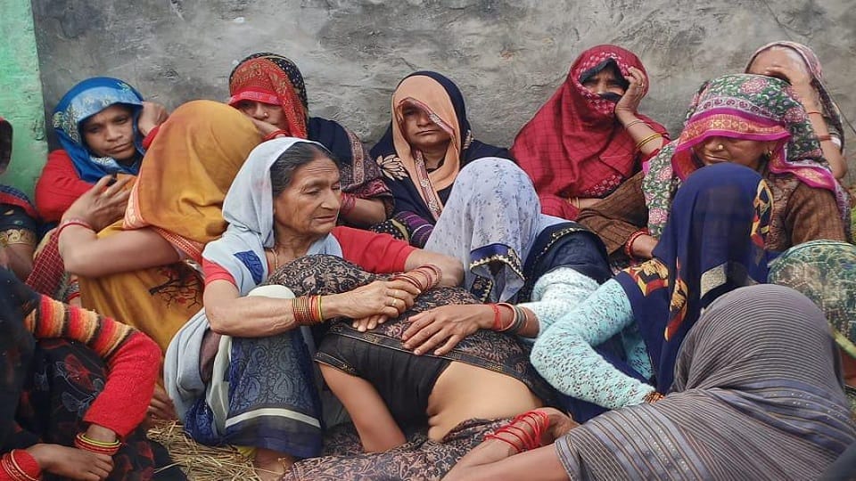 विलाप करतीं महिलाएं