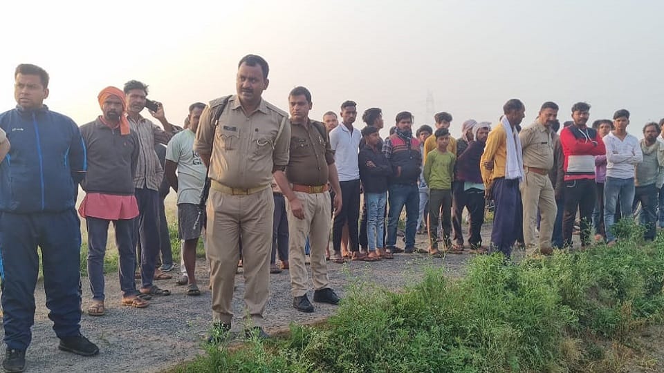 मौके पहुंची पुलिस और ग्रामीण