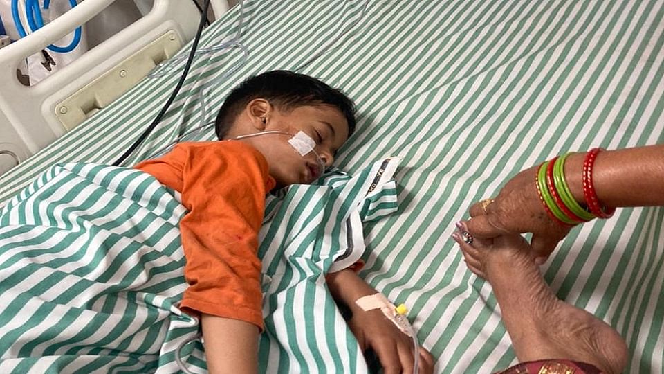 अस्पताल में भर्ती बच्चा