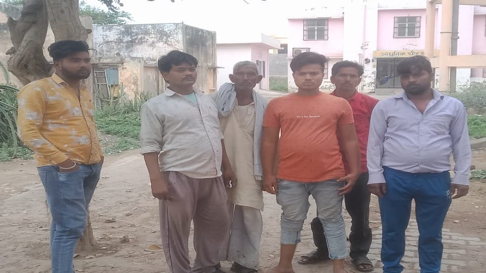 पोस्टमार्टम हाउस पर खड़े महिला के परिजन