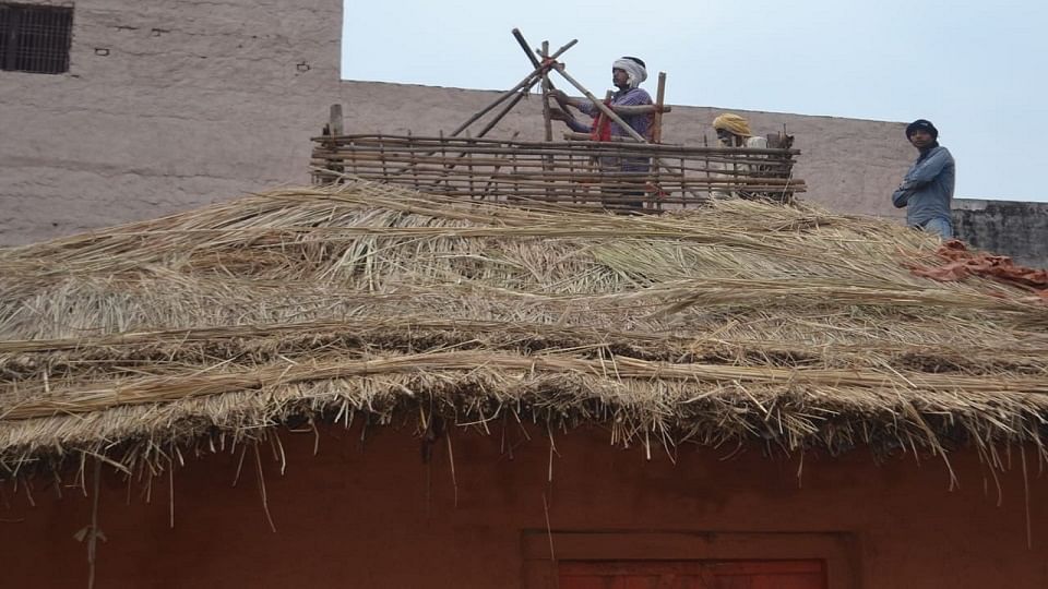 नवरात्र से पहले चामुंडा मंदिर रमनपुर में यज्ञशाला तैयार करते मजदूर