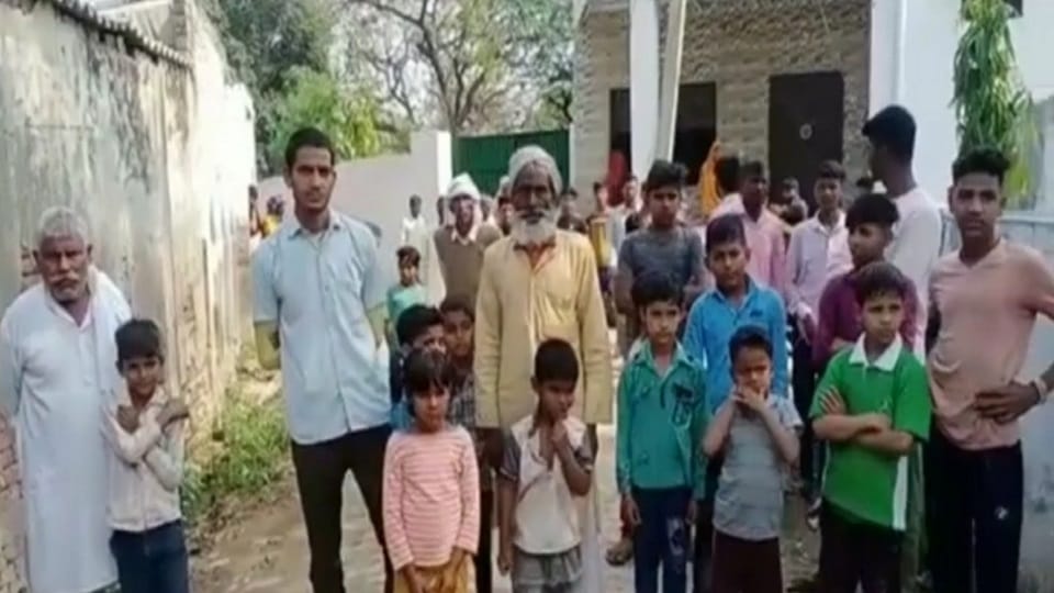 रोष व्यक्त करते ग्रामीण