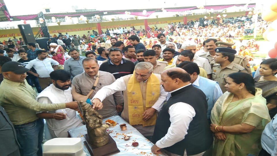 सामूहिक विवाह का उद्घाटन करते मंत्री लक्ष्मी नारायण चौधरी
