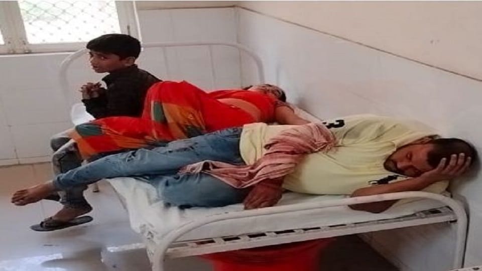 घायल श्रद्धालु इलाज कराते हुए