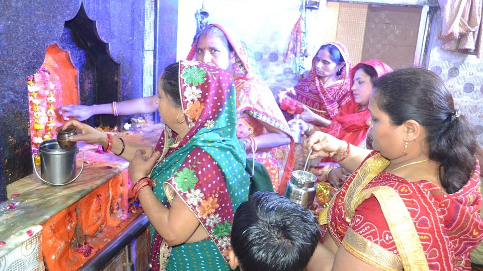 नवरात्रि पर चामुण्डा मंदिर रमनपुर हाथरस में चामुण्डा मइया पर जलाभिषेक करती महिलाएं