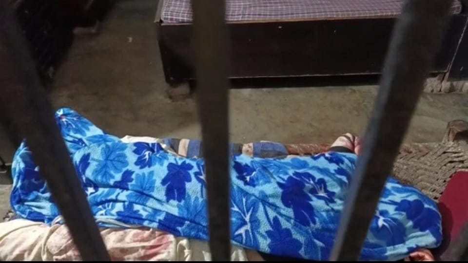 कमरे में चादर से ढकी महिला की लाश