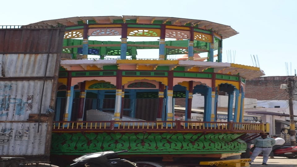 रथ की रंगाई पुताई होते हुए