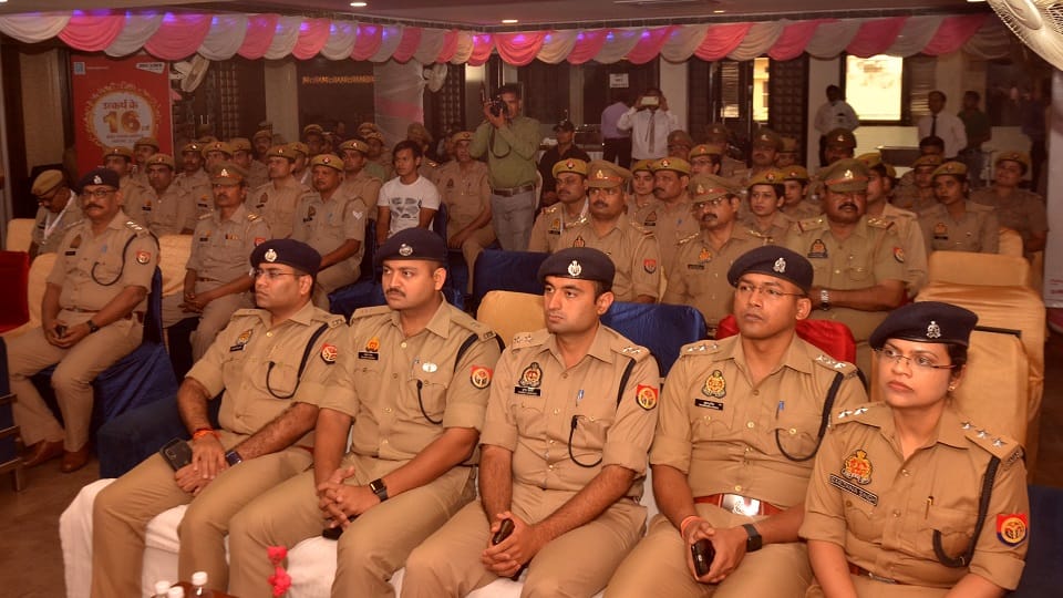 शौर्य सम्मान समारोह में पुलिसकर्मी