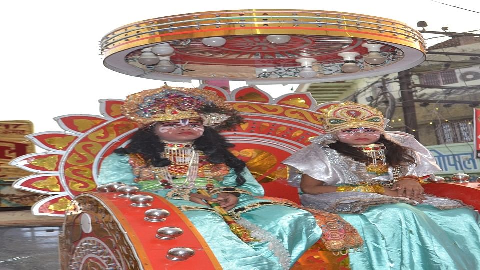 मूंछों वाले रामजी की शोभायात्रा में शामिल झांकी
