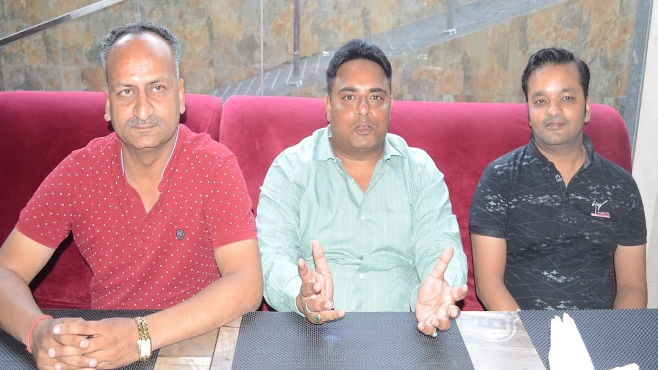 पत्रकार वार्ता में सुमित सर्राफ, संजय माहेश्वरी