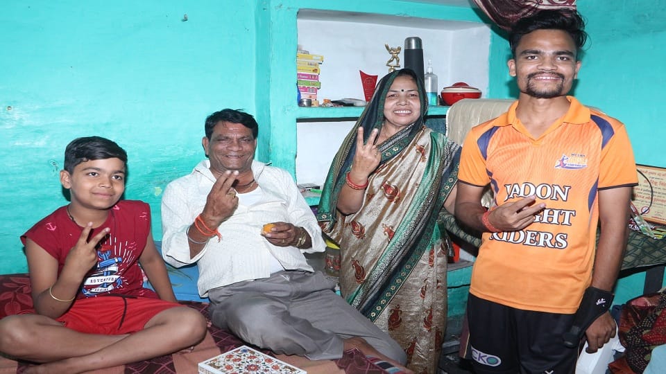 रिंकू सिंह के मां बाप और भाई