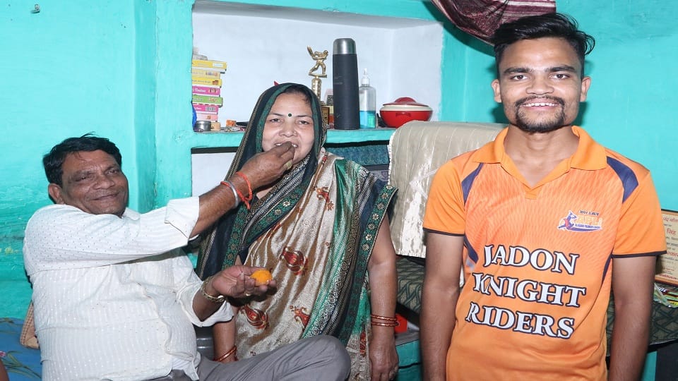 खुशी मनाते रिंकू के मां-बाप , भाई