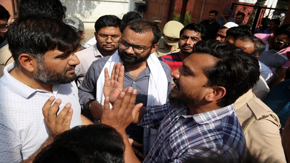 प्रॉक्टोरियल टीम के साथ नोकझोंक