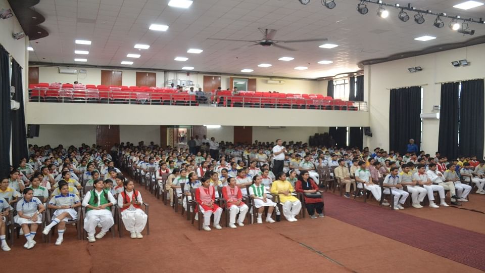 कार्यक्रम मे छात्र-छात्रा