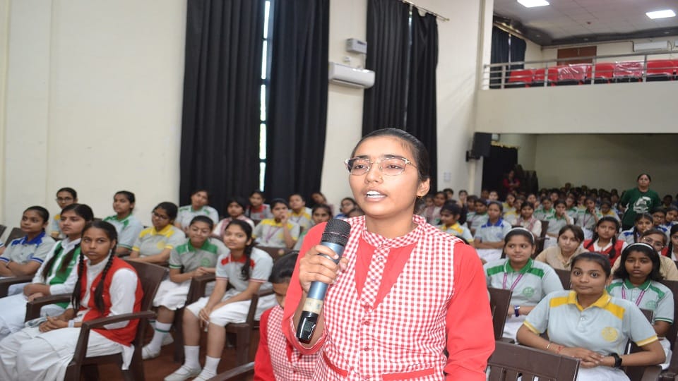 सवाल पूछती छात्रा
